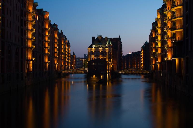 110422_T5254_Hamburg.jpg - Hamburg zur Blauen Stunde: Speicherstadt an der Poggenmühle