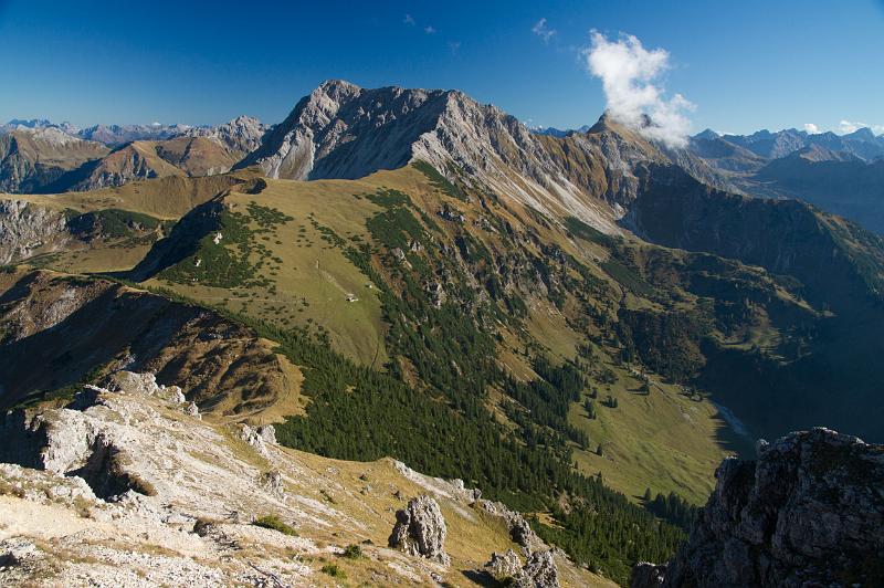 101007_T3677_Vilsalpsee1.jpg - Gaishorn und Rauhhorn (mit Wolken), vom Ponten