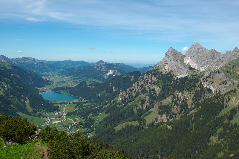 110529_T6553_Hahnenkamm.jpg - Blick vom Hahnenkamm auf Haldensee, Einstein und Gimpel