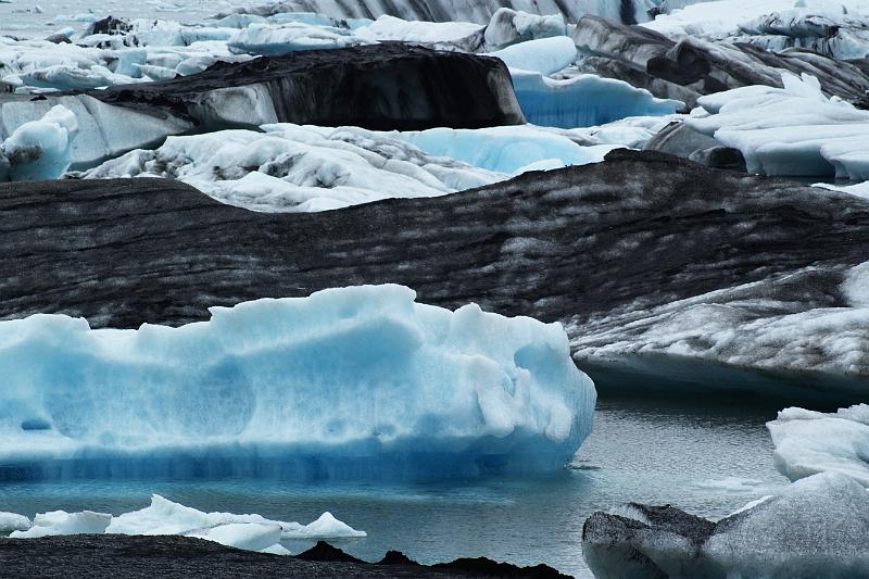 100706_A0787_Skaftafell.jpg - Jökulsarlon - kein Gletscher, sondern eine Gletscherlagune (wir hatten genau eine trockene Minute, dann fing es an zu schütten und hörte bis zum nächsten Nachmittag nicht mehr auf)