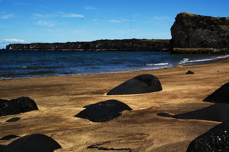 100713_A1602_Snaefellsnes.jpg - Snæfellsnes-Halbinsel: der Strand von Skardsvik (im Hintergrund: das höchste "Gebäude" Westeuropas, der Sendemast Gufuskálar, 412 m)